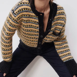 Kofta från Zara - Jätte mysig färgglad kofta från Zara använd fåtal gånger