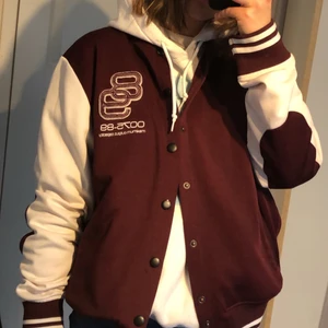 Collegejacka - Collegejacka från Jack & Jones, köpt på secondhand så vet ej hur gammal den är. Storlek L. Köpare står för frakten