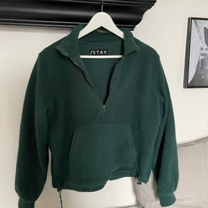 I Stay Half Zip tröja!! - En mörkgrön half zip tröja från I Stay i storlek XS. Köpt för ca 1 år sedan! Pris kan diskuteras då jag rensar ut min garderob. 😊