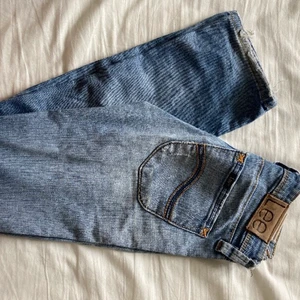 Lee jeans - Vintage Lee jeans från 90/tidigt 2000-tal. Väl använda vilket synd i t.ex hälarna men inga större skavanker annars! Low waist (billigare frakt om köparen vill)