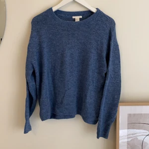 Blå stickadtröja  - Blå stickadtröja, knappt använd 💙 Större i storleken