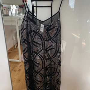 Klänning  - En jätte fin fest klänning i storlek s, helt ny 