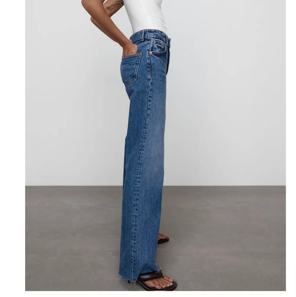 Säljer dessa mörkblå raka jeans ifrån Zara, i modellen ”jeans wide leg full length”, de är högmidjade. Jättefina men används inte. I storlek 32 . Skriv för fler och egna bilder. Nypris; 399, jag säljer för 250🥰. Jeans & Byxor.