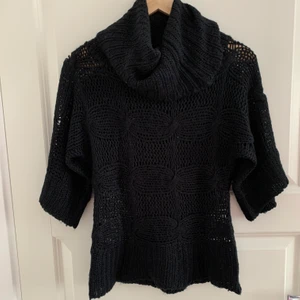 Tröja med polokrage  - En kort stickad tröja i mjuk kvalitet. Tröjan har polokrage och 3/4 armar. Kommer från Vero Moda storlek S.