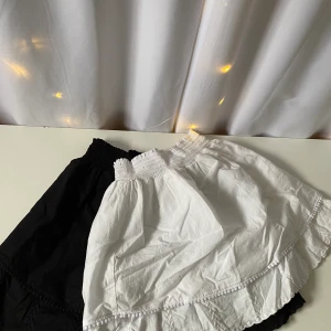 Två stycken kjolar ifrån hm - Kjolarna är i bra skick och endast testade. Säljer båda för 100 kr och frakt tillkommer. Kjolarna har volangdetaljer och resor i midjan. Självklart stryks dom innan dom skickas då de ser väldigt skrynkliga ut på bilden. 