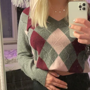 Gant vintage tröja - Jättefin vintage gant tröja i väldigt bra skick💗.             Pris kan diskuteras vid snabb affär + köparen står för frakt.                                                                             Kom privat för mer bilder💕