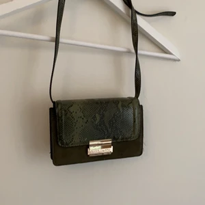 Grön väska - Kanppt använd mindre  grön väska från River Island 🤍 justerbart axelband, gulddetaljer 💛