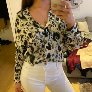 Blus  - En blå-grön-beige leopard skjorta  i siden tyg från zara, strl Xs-S dock är den väldigt oversized så beror på hur man vill ha den så passar den större storlekar. Köparen står för frakten 