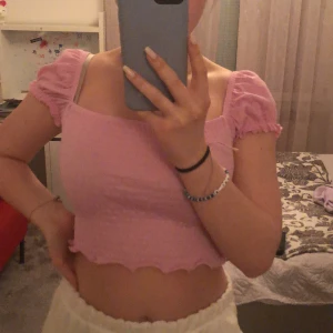 Ljusrosa topp - Jättesöt topp ifrån h&ms divided-avdelning, som inte säljs längre. Använd endast ett fåtal gånger och i fint skick! Nypris 99 kr💖