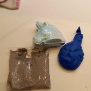 Inget  - Jag säljer fidgettoys nu säljer jag en hemma gjord stresboll och en badbomb som är o använd och ett jätte bra slime.