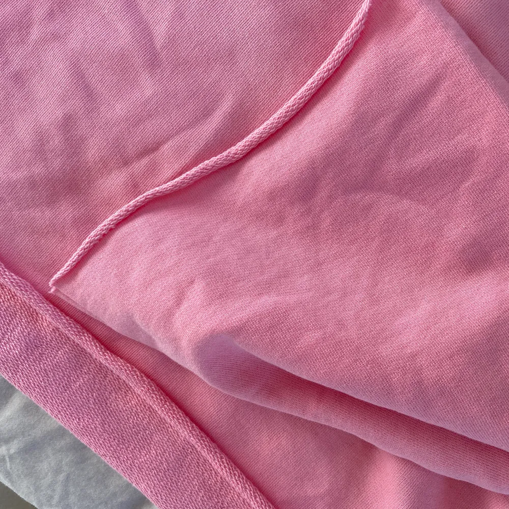 Rosa sweatshirt från WEEKDAY | croppad swestshirt med tryck på bröstet inga sömmar utan den är ’avklippt’ (köpt croppad) ärmarna har ej muddar utan är vida | strl S passar M | aldrig använd | frakt tillkommer.. Tröjor & Koftor.