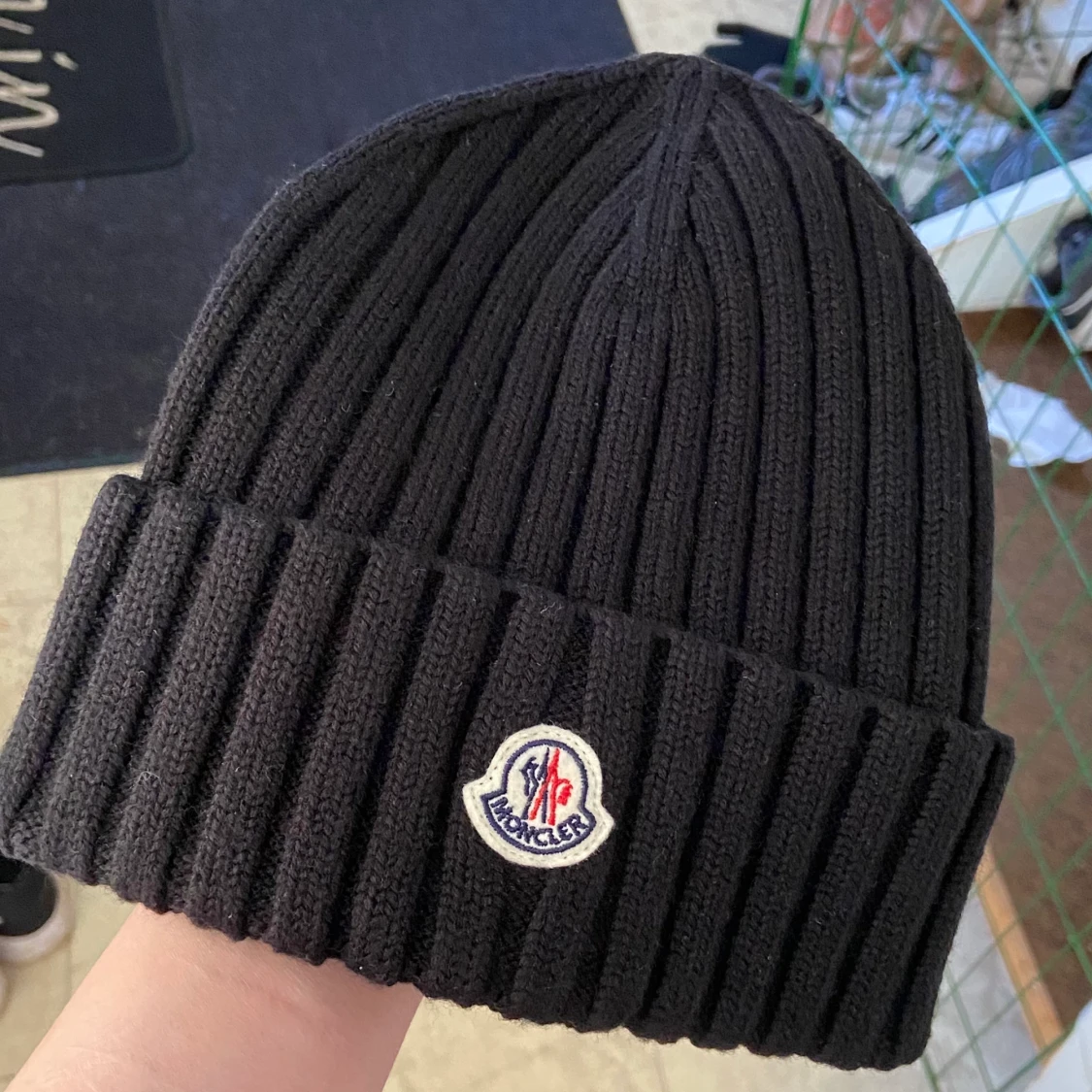 Moncler mössa knappt använd, som ny