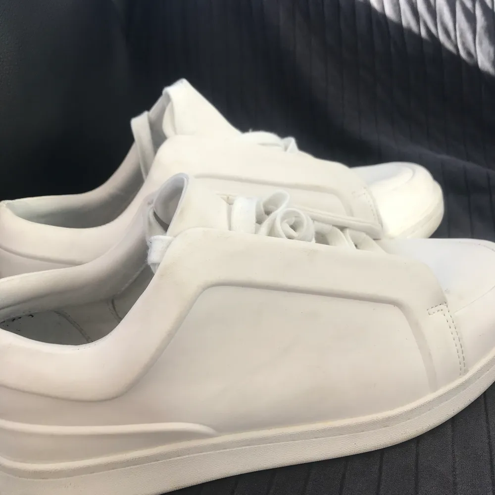 Ett par skor från Zara, storlek 40 nästan helt nya eftersom att det är så enkelt att rengöra de och svårt att de bli smutsiga för materialet är perfekt. Kengät.