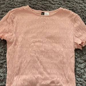 Brun stickad tröja - Tight men väldigt stretchig t-shirt från hm elöer divided. Använd 2 gånger men är inte min stil längre. Köpt för 80 kr