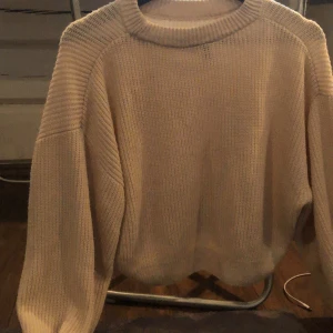 Beige stickad tröja - Superfin beige stickad tröja som inte riktigt kommit till användning. Köpt på hm förra året, endast använd ett fåtal gånger. Storleken är M men kan användas som S 