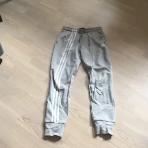 Adidas mjukisbyxor - Säljer ett par jättefina mjukisbyxor från adidas! De är nästan helt nya har bara använt de en gång! Frakt ingår!💕