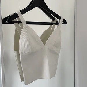 Vitt linne från Zara  - Jätte fint linne i lite stickad material, Fint skick🤍 frakt tillkommer 