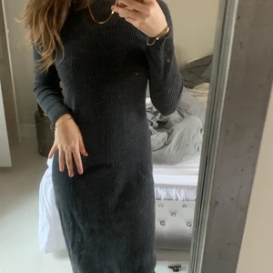 Stickad klänning  - Säljer denna snygga och super sköna klänningen från Ralph lauren polo. Den är i storlek small och passar perfekt nu till våren:) Den är använd 1 gång men har dessvärre ett pyttelitet hål på baksidan av halsen. 