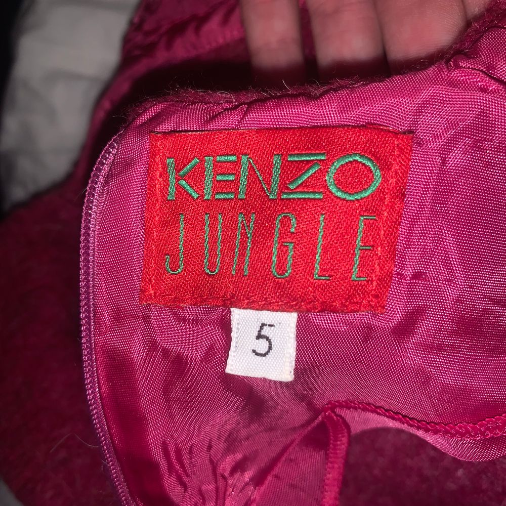 Såå fin tröja från kenzo i 22%mohair den är i storlek 5 men passar mig som vanligtvis har storlek S super bra. Skit snygg och har otroligt fina detaljer på ärmarna. Stickat.