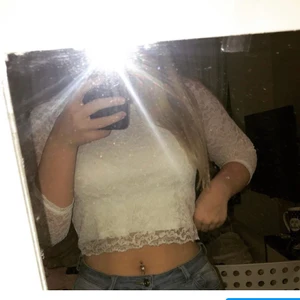 Spetströja - Storlek medium och sitter som medium. Finns inga speciella fel på den