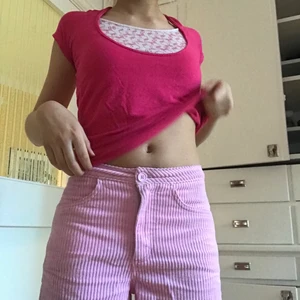 Manchester byxor💘 - Supersöta ljusrosa manchester byxor från Weekday i storlek 34 men passar på mig med 35,36.                           Om fler är intresserade blir det budgivning!💘