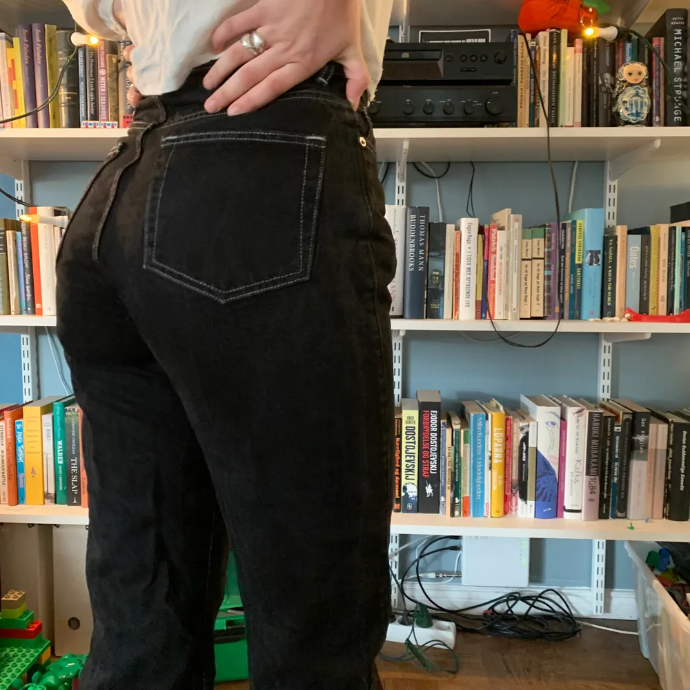Svincoola svarta jeans med vit söm, sitter jättenajs i rak modell😭😍. Jeans & Byxor.