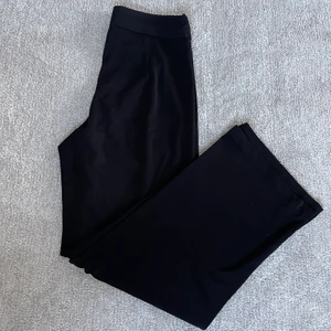 Svarta pösiga byxor - Jättesköna och fina svarta byxor! Säljer min syster, har ett par själv! (Köparen betalar frakten)💞💗💓💕