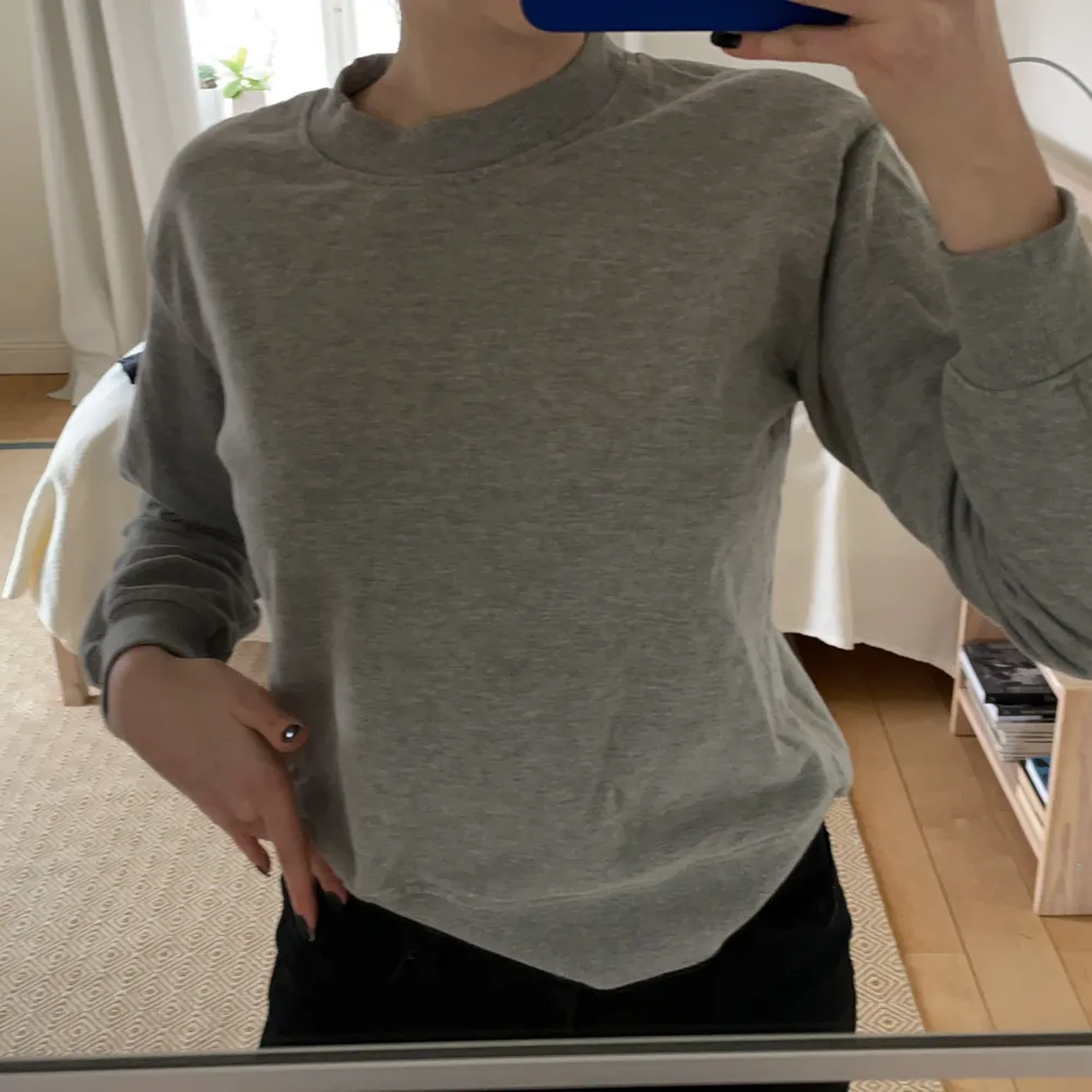 En snygg grå sweater, ej oversized. Den har knappt används och har storlerken S!!💗 Kontakta vid intresse💗. Hoodies.