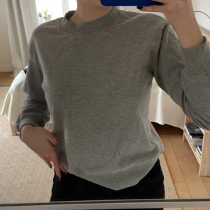 Sweater från NA-KD💣 - En snygg grå sweater, ej oversized. Den har knappt används och har storlerken S!!💗 Kontakta vid intresse💗