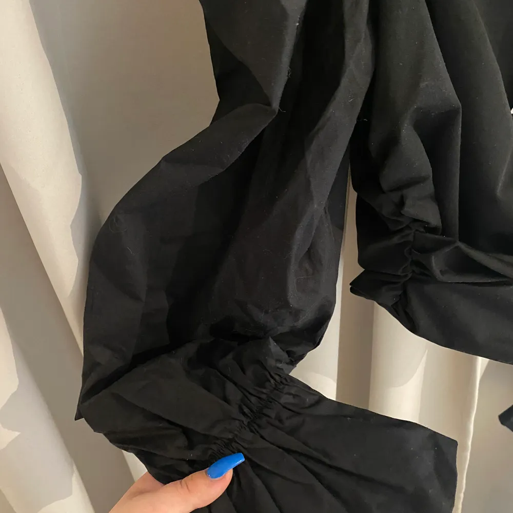 Helt ny svart blus från H&M. Aldrig använd endast testad. Omlott vid bysten, puffiga ärmar, räfflade/scrunched på sidorna. Är i stl L men skulle säga att den sitter som en M. . Toppar.