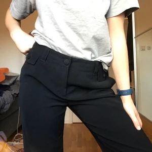 Kostymbyxor - Skitsnygga, långa och baggy kostymbyxor. Säljes pga för stora för mig. Är 175 lång :) 