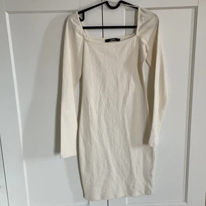 Tajt klänning - Jättefin gräddvit klänning som sitter tajt och som framhäver formerna jättefint! Den är aldrig använd utan endast testad så den är som ny. Den är jättefin nu till sommaren!🥂