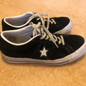 Converse one star str 38 - Klassiska svarta Converse one star i mocka. I använt men gott skick! 