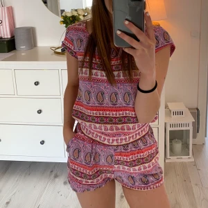 Jumpsuit - Jättefin jumpsuit som egentligen är tröja och shorts men jag har alltid stoppat in tröjan så det blir som en jumpsuit men det är ju smaksak o går att göra som man vill🦋 Lite glansig i materialet och väldigt fint skick✨ frakt ingår!