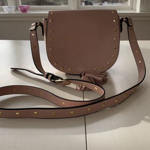 Väska från Victoria’s Sectet - Gammelrosa väska från Victoria’s Secret med gulddetaljer och siden på insidan. Helt oanvänd! 