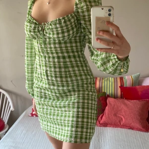 Rutig sommarklänning  - En fin sommarklänning. Helt ny! Aldrig använd, lappen sitter fortfarande kvar. Säljer då den sitter lite för tajt runt bysten på mig men passar otroligt bra S/M. 