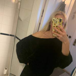 Supermysig tröja från zara som man kan ha både som off shoulder och som vanligt. Storlek M men funkar även som S