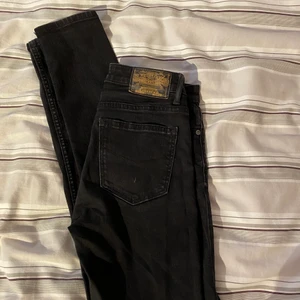 Crocker jeans - Så snygga jeans från Crocker!!! 🧚🏼Midwaist/highwaist, säljer då den inte passar mig längre, är 177 och dem slutar precis vid fotknölen. Köparen står för frakten ❤️
