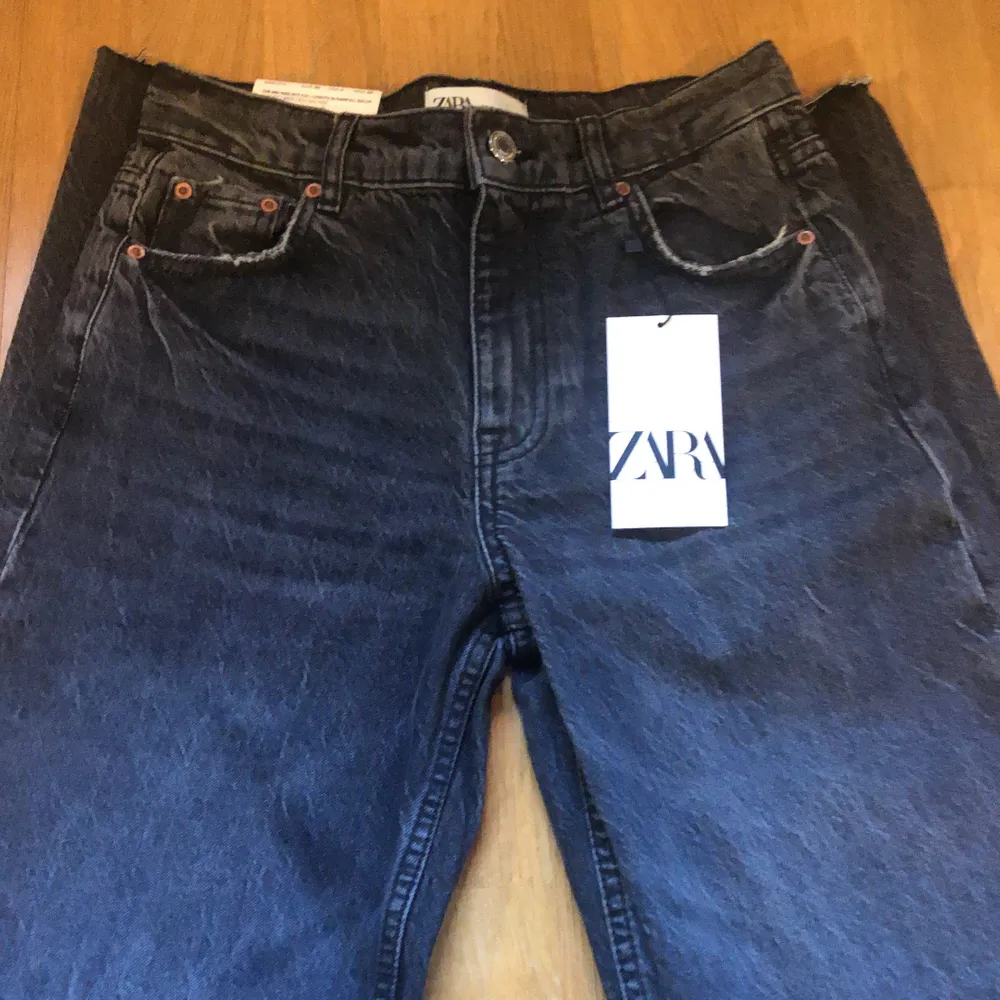 Säljer dessa trendiga, slutsålda jeans från Zara. De är helt oanvända med etiketter och säljs eftersom de är för små för mig. Modellen heter ”90’s full lentgth” och färgen är ”rainfall black”. De är medelhöga i midjan. Kan köpas direkt för 500 kr exkl. frakt. . Jeans & Byxor.