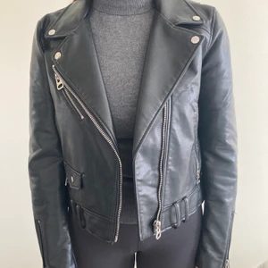 Zara jacka Strl L - Skinnjacka från Zara, super fint skick, använd få gånger. Säljes för högsta bud +frakt