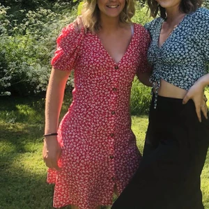 Klänning storlek 34 - Säljer nu min superfina röda blommiga klänning i storlek 34/xs, säljer den då den börjar bli för liten för mig som är en S. Köpt förra våren och den är sparsamt använd!💙💙 Buda i kommentarerna (köparen står för frakt, ca 66kr) 