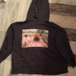Huvtröja med tryck  - Oversized hoodie i strl L, oanvänd