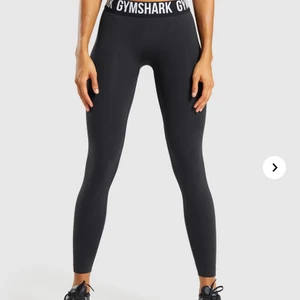 Gymshark tights strl medium - Storlek medium. Aldrig använda enbart provade pga för liten storlek. Köparen betalar fraktkostnad på ca 60kr.