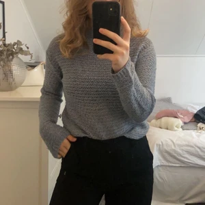 blå stickad tröja  - Blå stickad tröja från Cubus, säljer då den inte kommer till användning, Köparen står för frakten! 