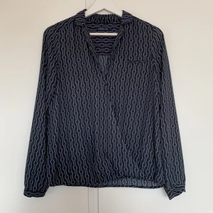 Blus - Jättefin Omlott blus i jättefint skick 