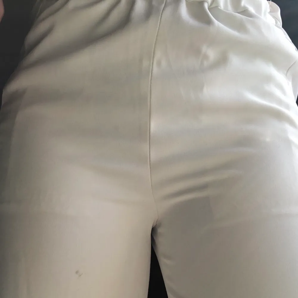 Säljer mina älskade vita byxor då dom blivit för korta för mig(170):(( lutar lite åt kostymhållet, är så snygga och extremt bekväma med resår i midjan. Frakt ingår inte  kontakta mig privat för mer info❣️❣️. Jeans & Byxor.