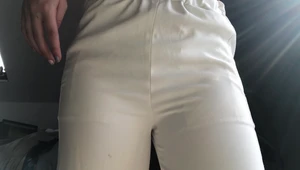 Vita tygbyxor säljes!! - Säljer mina älskade vita byxor då dom blivit för korta för mig(170):(( lutar lite åt kostymhållet, är så snygga och extremt bekväma med resår i midjan. Frakt ingår inte  kontakta mig privat för mer info❣️❣️