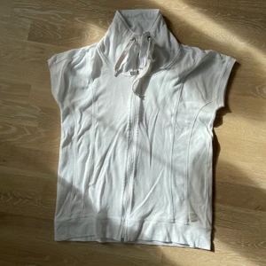 T-shirt kofta - Köpt second hand,aldrig använt den själv. Men är i nyskick! Passar M-L