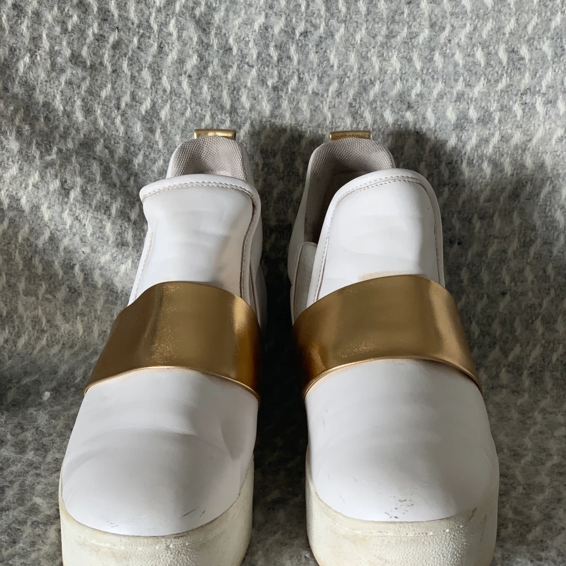 Zara. Skor. Gulddetalj.  - 90