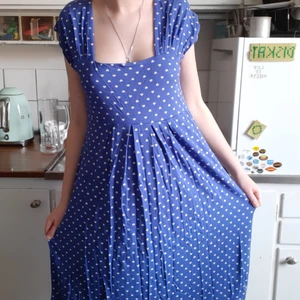 Blå klänning med hjärtmönster - Så söt klänning, jätteskönt material. Står att den är xs men den är lite stor på mig, sitter nog bättre om man har mer kurvor. Från masai så den har nog varit dyr, jag köpte den second hand. Betalning sker via swish